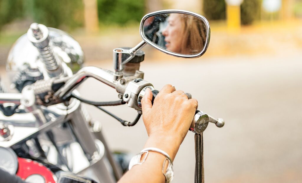 découvrez nos conseils de sécurité essentiels pour prévenir les accidents de moto. apprenez les bonnes pratiques à adopter sur la route pour rouler en toute sécurité et minimiser les risques. protégez-vous tout en profitant de la liberté que la moto offre.