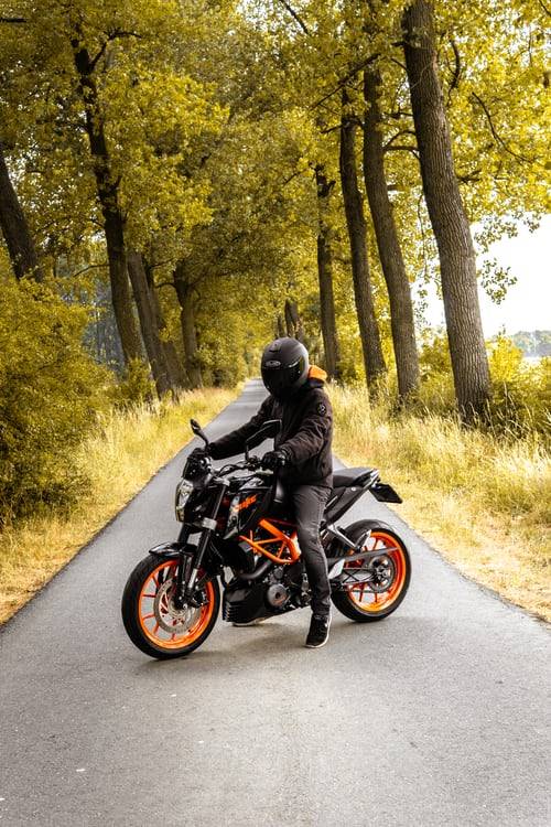 découvrez notre guide complet sur l'assurance moto pour les jeunes : des conseils pratiques, des astuces pour réduire vos primes et les meilleures options adaptées aux jeunes motards. sécurisez votre passion tout en maîtrisant votre budget.