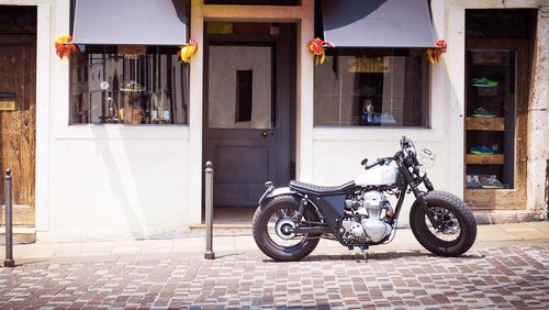 découvrez notre assurance moto vintage sur mesure, conçue pour protéger votre deux-roues classique tout en préservant son charme exceptionnel. bénéficiez d'une couverture complète et d'offres adaptées aux passionnés de motos rétro.