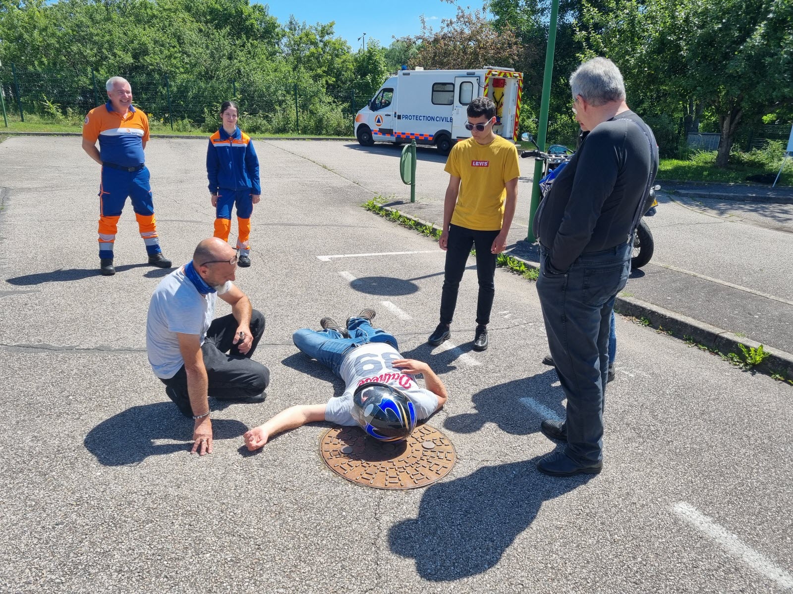 découvrez des conseils essentiels pour assurer votre sécurité lors de la conduite de votre moto. apprenez à anticiper les dangers, à porter les équipements appropriés et à adopter des comportements prudents pour éviter les accidents. restez en sécurité sur la route !