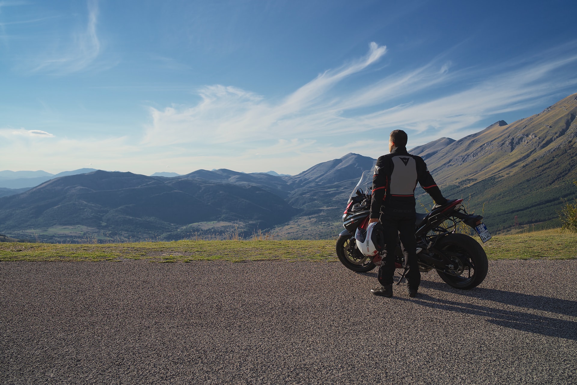 découvrez notre assurance moto spécialement conçue pour les jeunes conducteurs. profitez de tarifs compétitifs et d'une couverture adaptée à vos besoins pour rouler en toute sérénité.