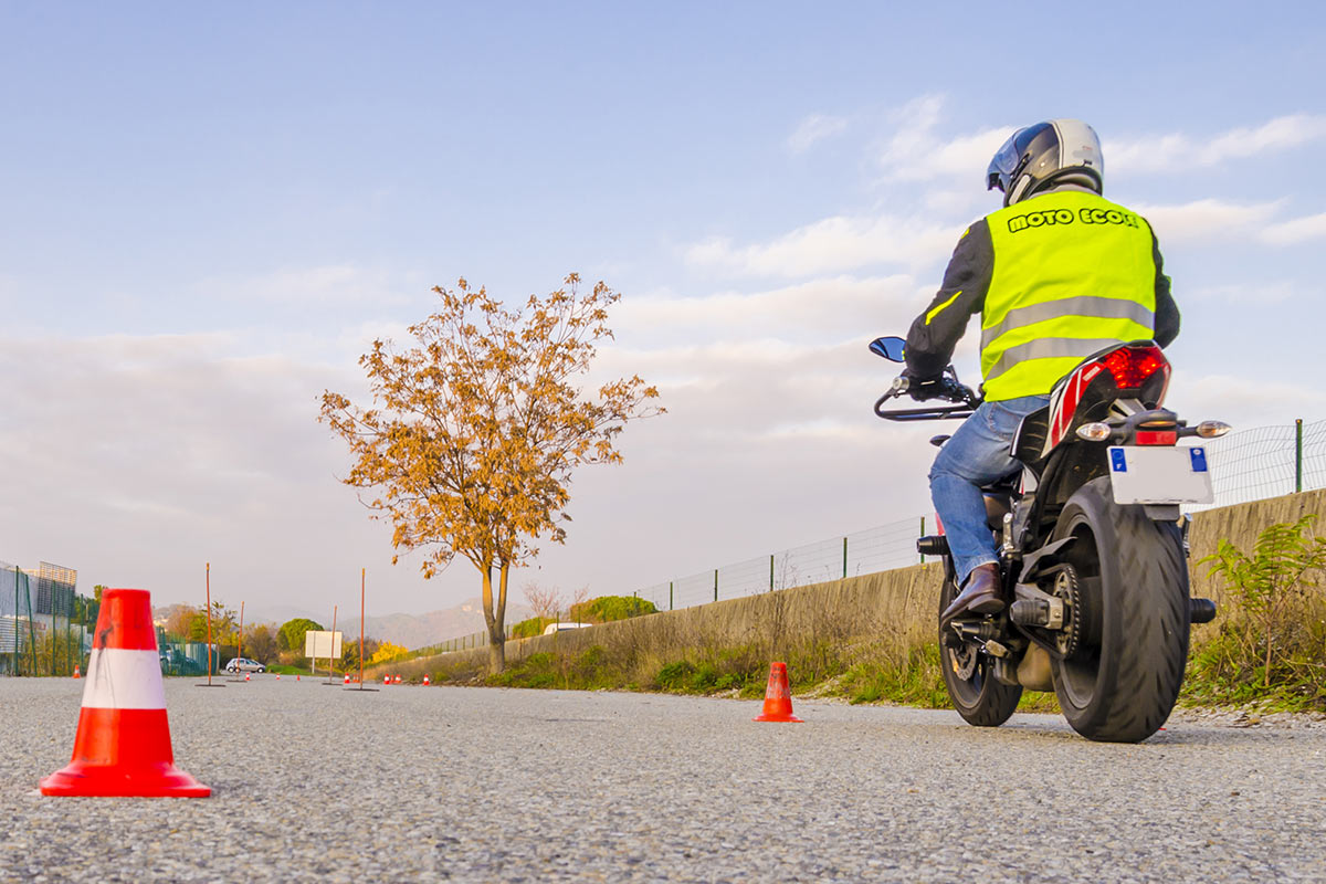 découvrez nos offres d'assurance moto spécialement conçues pour les jeunes conducteurs. profitez de tarifs adaptés et d'une couverture complète pour rouler en toute tranquillité. comparer et trouvez l'assurance qui vous convient le mieux !