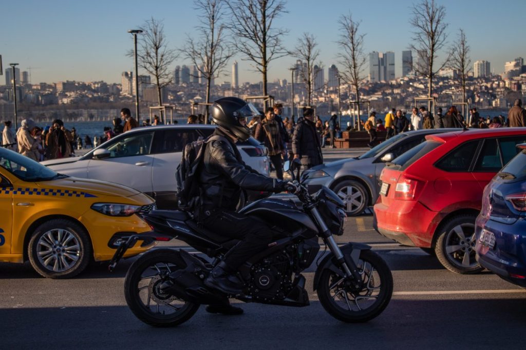 découvrez notre assurance moto spécialement conçue pour les jeunes conducteurs. profitez de tarifs compétitifs et d'une couverture sur mesure qui vous accompagne dans toutes vos aventures à deux roues. roulez en toute sérénité avec notre service adapté à vos besoins.