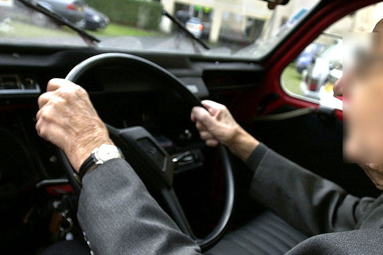 découvrez des solutions d'assurance auto spécialement conçues pour les seniors, offrant sécurité, économies et tranquillité d'esprit sur la route.