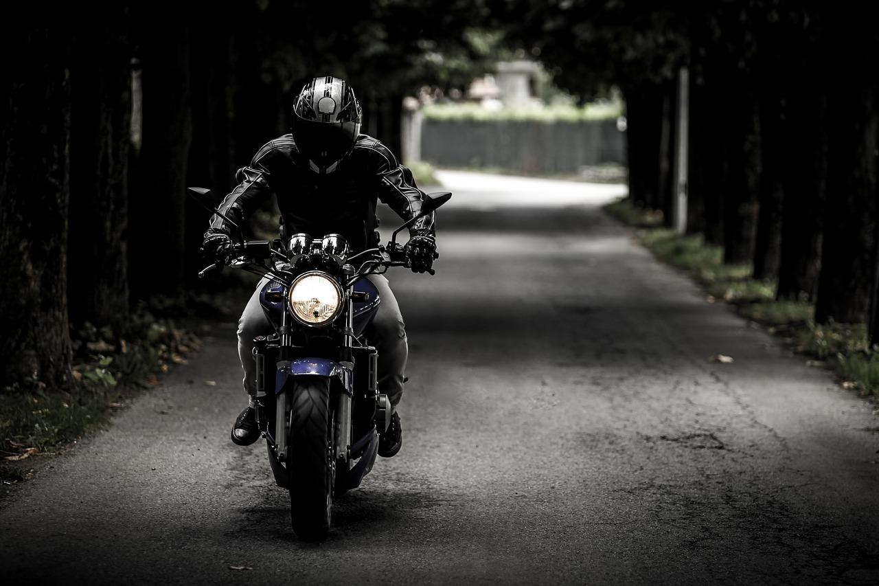 découvrez des offres d'assurance moto adaptées aux jeunes conducteurs. protégez votre deux-roues avec des garanties sur mesure et des tarifs compétitifs. roulez en toute sérénité et profitez de la route !