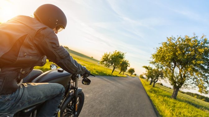 découvrez notre guide complet de comparaison des assurances moto pour trouver la couverture idéale qui répond à vos besoins, en comparant les tarifs et options des principaux assureurs du marché.