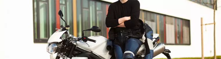 découvrez des offres d'assurance moto spécialement conçues pour les jeunes conducteurs. profitez de tarifs compétitifs et d'une couverture adaptée à vos besoins pour garantir votre sécurité sur la route.