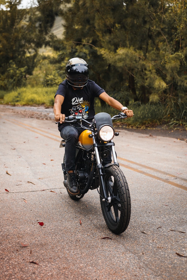 découvrez les meilleures options d'assurance moto pour les jeunes, adaptées à vos besoins et à votre budget. comparez les offres et protégez votre deux-roues en toute sérénité.