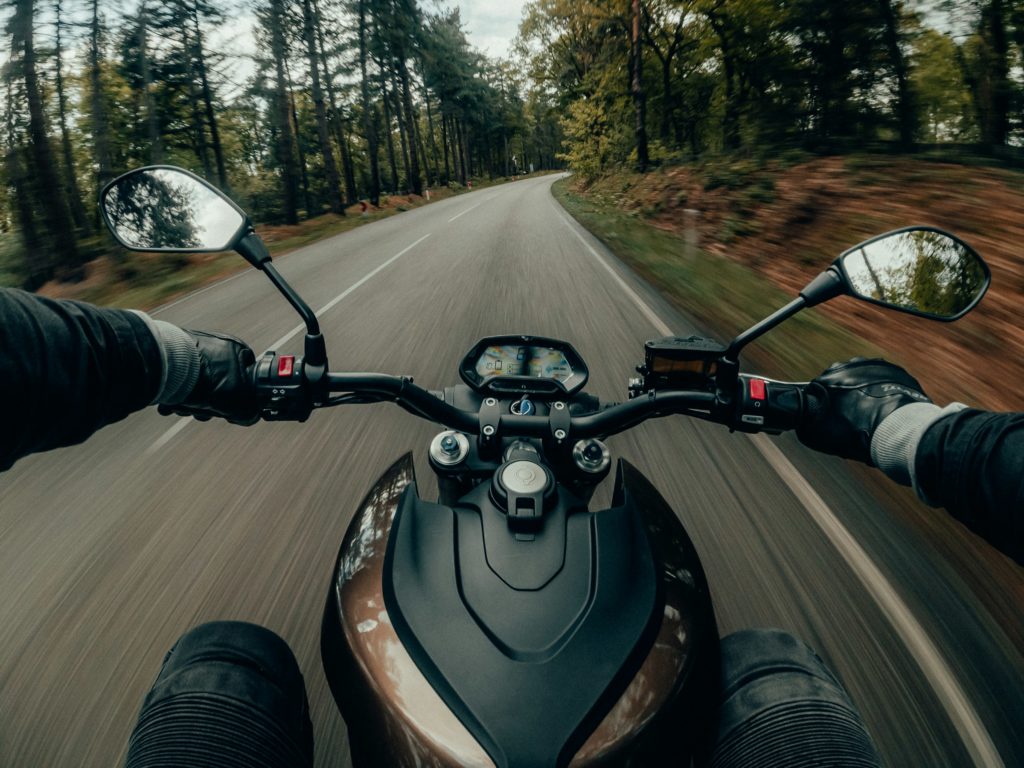 découvrez nos solutions d'assurances pour deux roues, adaptées à vos besoins spécifiques. protégez votre scooter ou votre moto avec des garanties complètes et un service client de qualité. assurez votre tranquillité d'esprit sur la route.