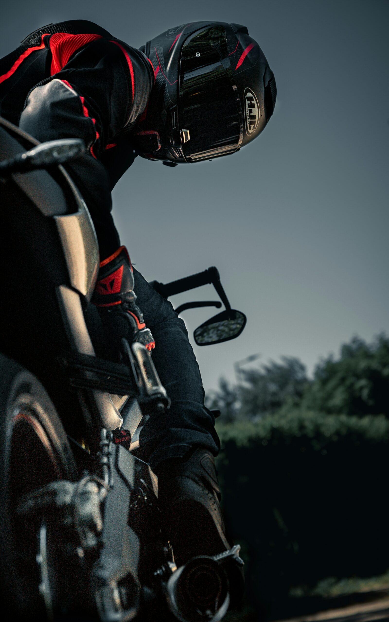 protégez votre passion avec notre assurance moto collection sur mesure. bénéficiez d'une couverture complète pour vos véhicules d'exception, tout en profitant d'un service personnalisé et d'une expertise reconnue dans le domaine des motos anciennes. assurez votre héritage en toute sérénité.