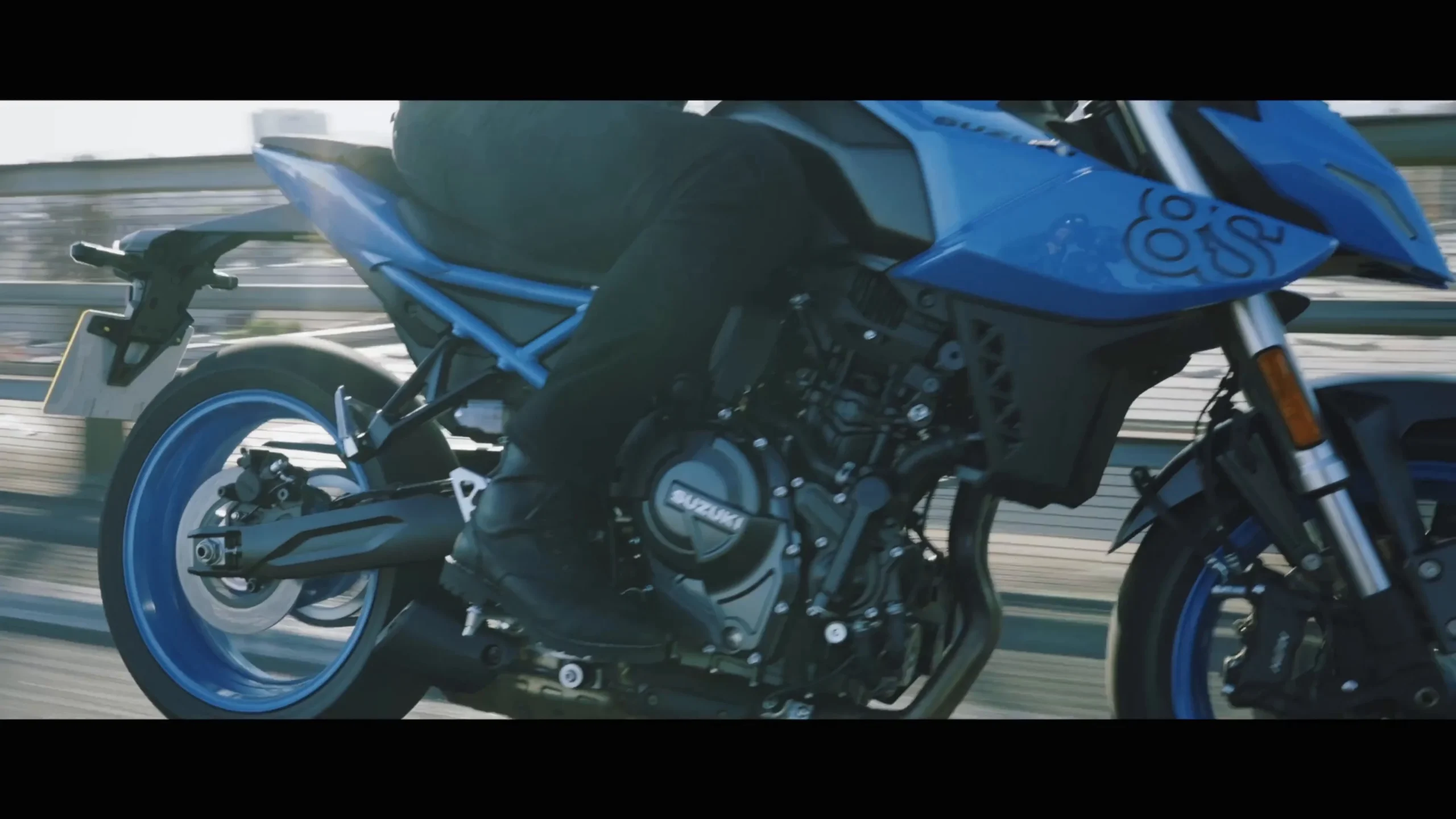 découvrez la gsxr 600 a2, une moto sportive performante alliant puissance et maniabilité, idéale pour les motards en quête d'aventures. explorez ses caractéristiques techniques, ses performances sur route et son design élégant, parfait pour les passionnés de sensations fortes.