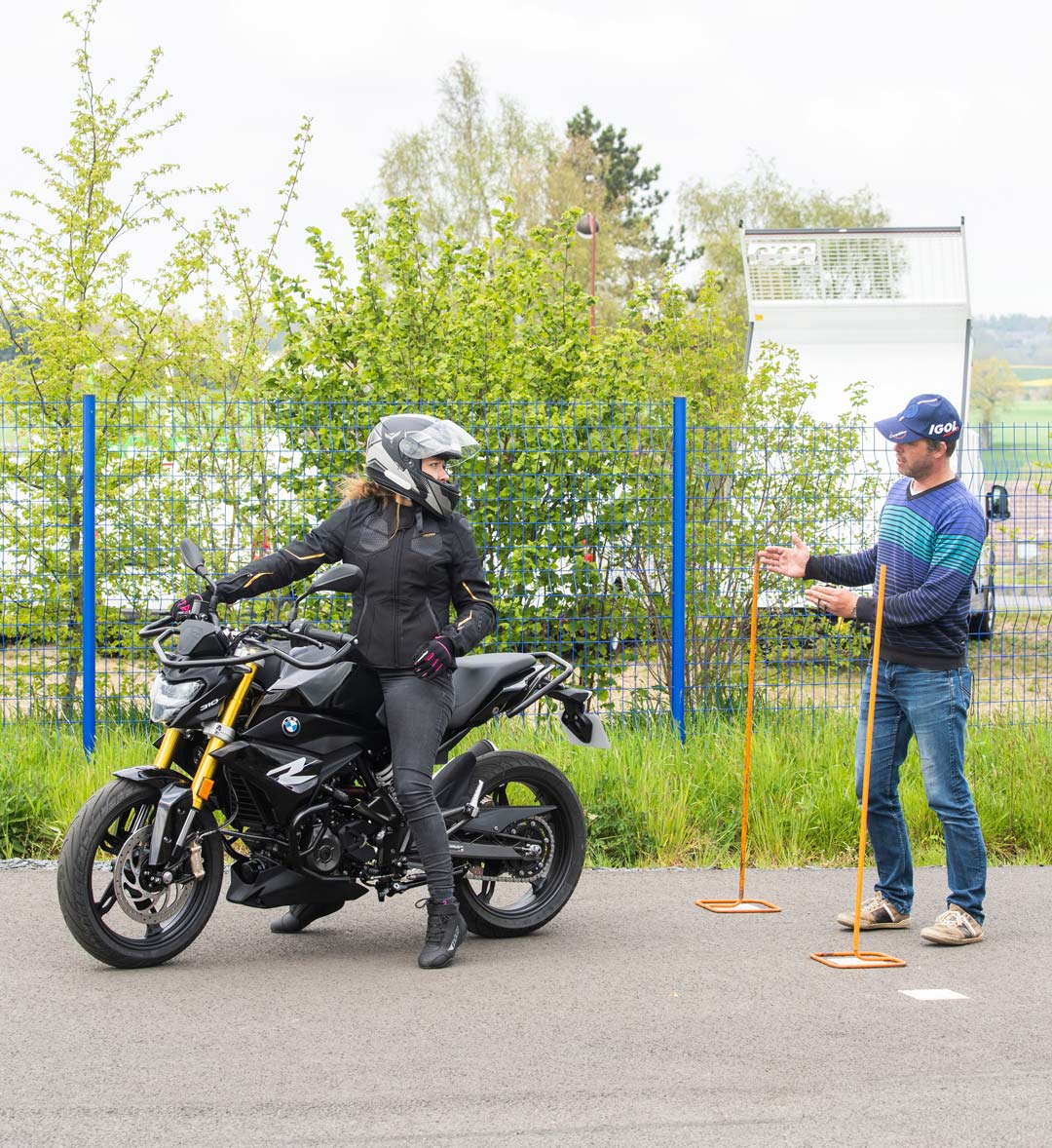 découvrez tout ce qu'il faut savoir sur le permis a2 pour motos : conditions d'obtention, formation, avantages et conseils pour réussir votre examen. devenez un pilote avisé en toute sécurité!