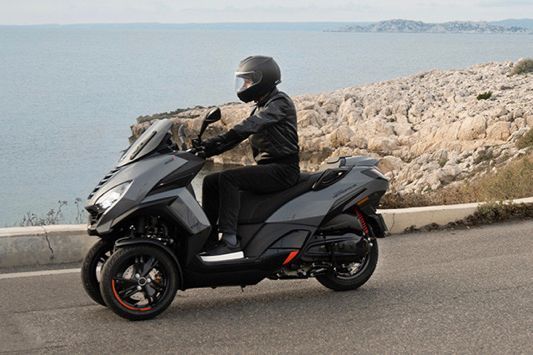 découvrez le scooter 3 roues peugeot, alliant praticité et confort. idéal pour vos trajets en ville, il offre une stabilité et une maniabilité exceptionnelles. parfait pour une conduite en toute sécurité, ce scooter est le choix idéal pour les citadins en quête de liberté.