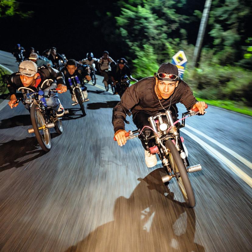 découvrez l'univers passionnant des bikers : des motos au style unique, une culture vibrante et des événements inoubliables. rejoignez la communauté des passionnés et explorez le monde des deux-roues avec nous.