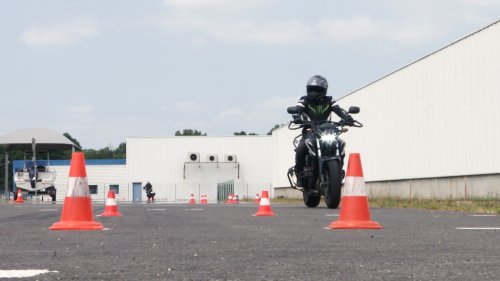 découvrez tout ce qu'il faut savoir sur le permis moto cylindrée : conditions, étapes, et conseils pour réussir votre formation et prendre la route en toute sécurité. préparez-vous à vivre votre passion de la moto avec confiance !